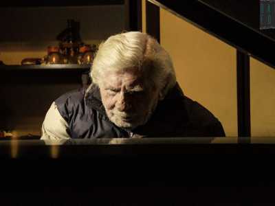 Dal suono un po� metallico del pianoforte automatico che ci ha fatto assaporare un allegro motivetto passiamo infine a quello di un pi� dolce pianoforte a coda che Rocco tiene a mostrarci, rivelando che sta componendo un pezzo per una sua nipote